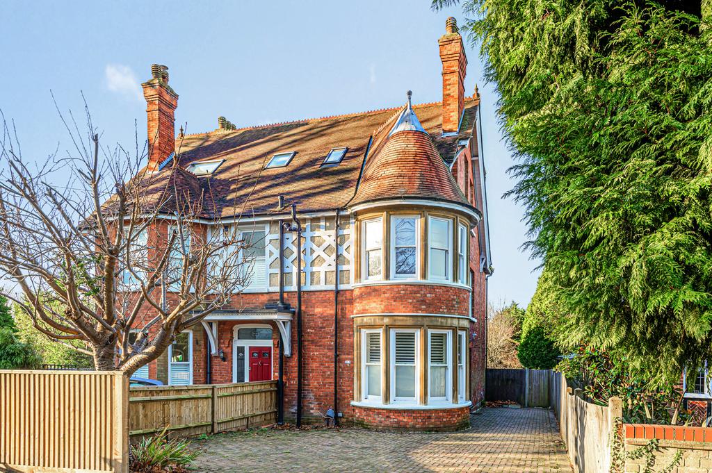 Salisbury Road, Farnborough, Hampshire, gu14 4 bed semidetached house