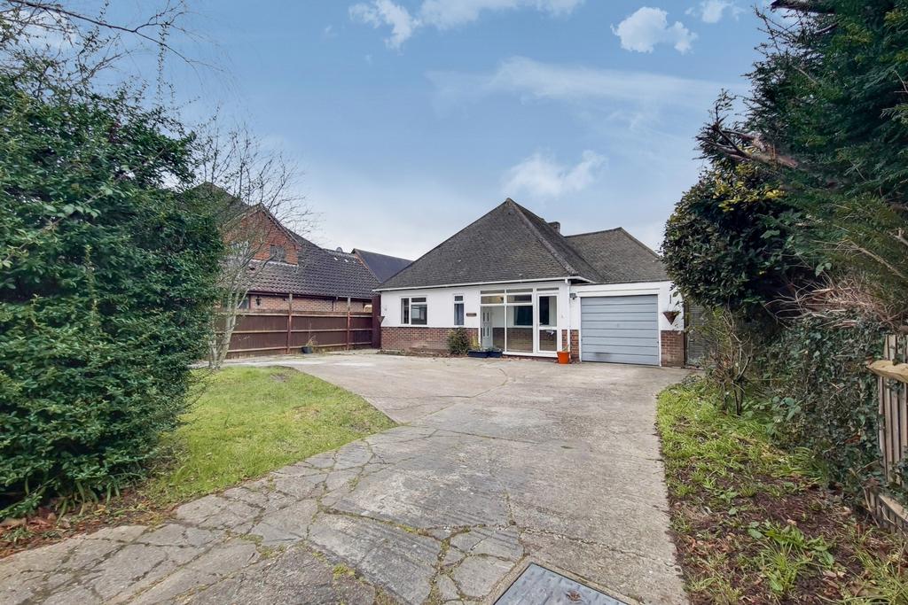 Blackbrook Lane, Bromley, BR1 3 bed bungalow £1,800 pcm (£415 pw)