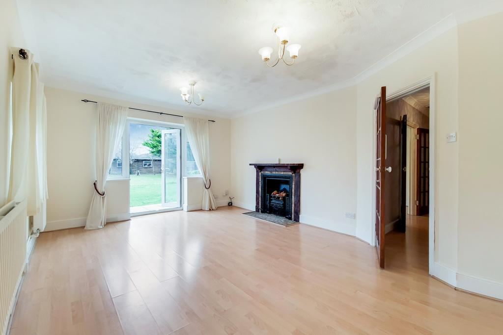 Blackbrook Lane, Bromley, BR1 3 bed bungalow £1,800 pcm (£415 pw)