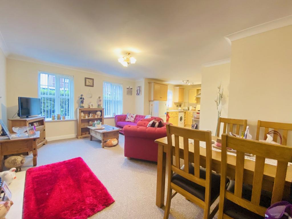 Cromwell Avenue, Dane Bank... 2 bed flat £695 pcm (£160 pw)