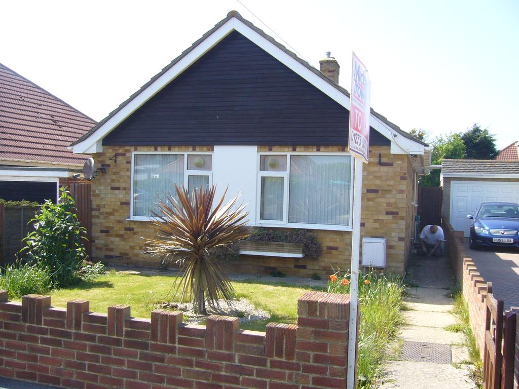 Capel Avenue, Peacehaven BN10 2 bed detached bungalow £1,250 pcm (£