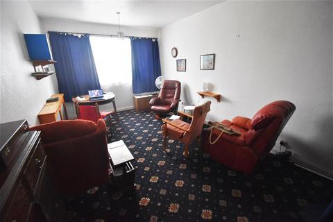 16 Aluric Close, Grays, RM16 4NB