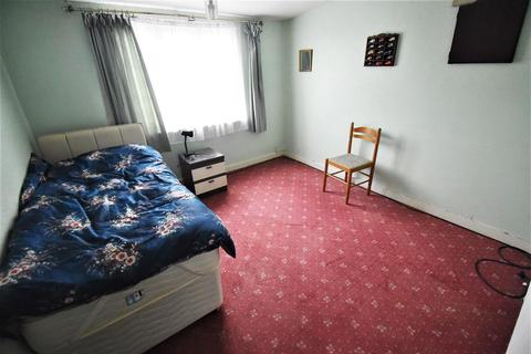 16 Aluric Close, Grays, RM16 4NB