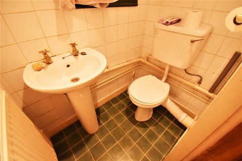 16 Aluric Close, Grays, RM16 4NB