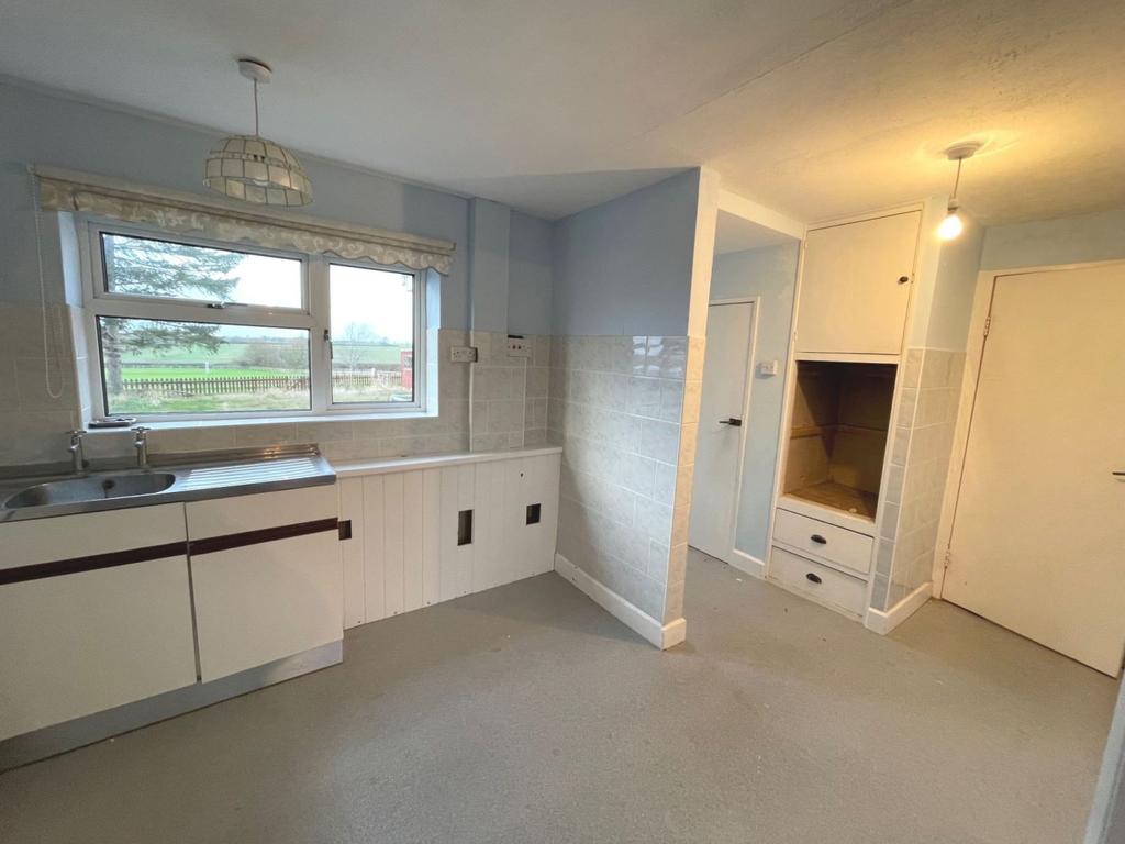 Carey Road, Hackleton, Northampton NN7 2AE 3 bed semidetached house