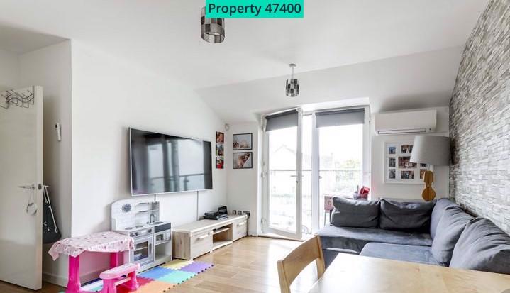 Open plan lounge with Juliette balcony &amp; air condi