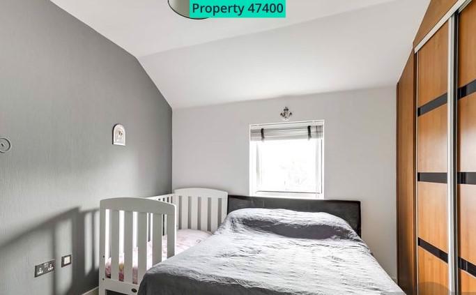 Double bedroom with en-suite shower room