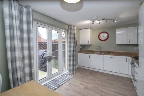 3 bedroom semi-detached house for sale - Comet Way, Aylesbury, HP18