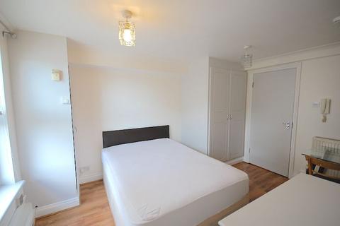 Studio to rent, 13 15 St Thomas Road