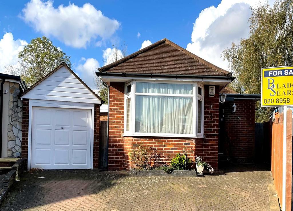 Hartland Close, Edgware HA8 3 bed detached bungalow £750,000
