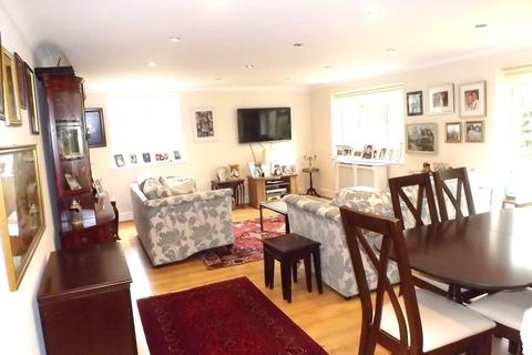 3 Hartland Close, Edgware, HA8 8RL