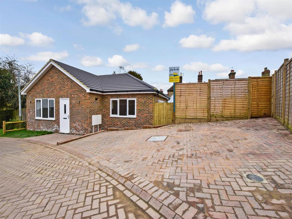 Cottenham Close East Malling ME19 3 bed detached bungalow £1,500 pcm