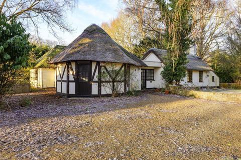 4 bedroom detached bungalow for sale - Smarts Heath Road, Thatch Cottage, Woking, GU22