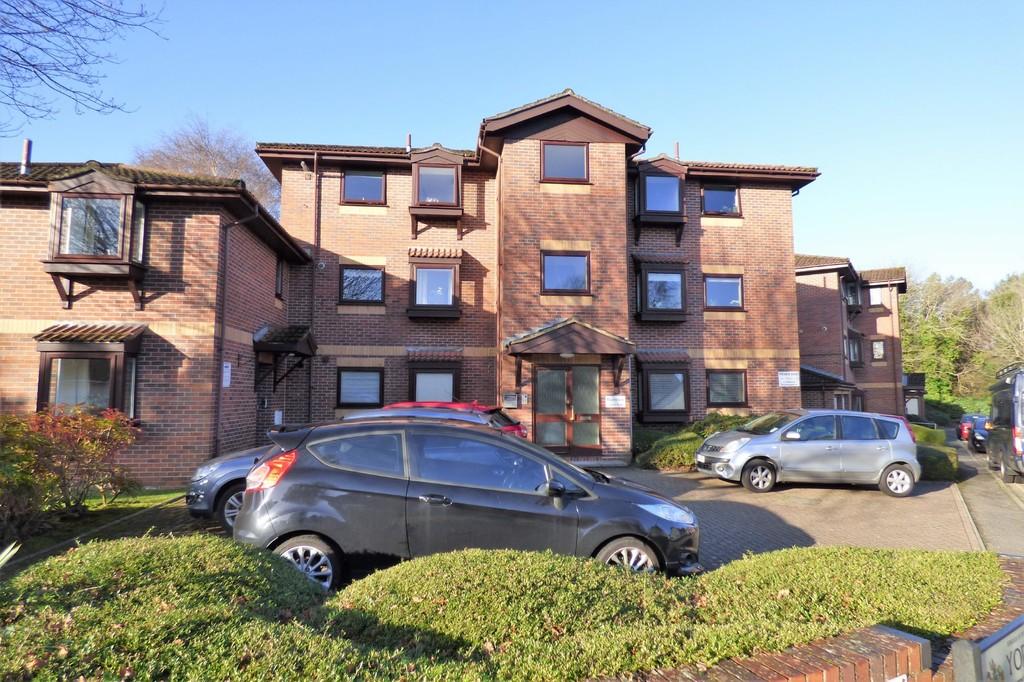 York Road, Broadstone 2 bed apartment £199,950