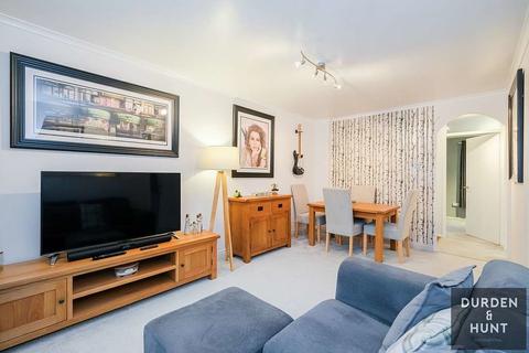 7 Swans Hope, Loughton, IG10 2NA