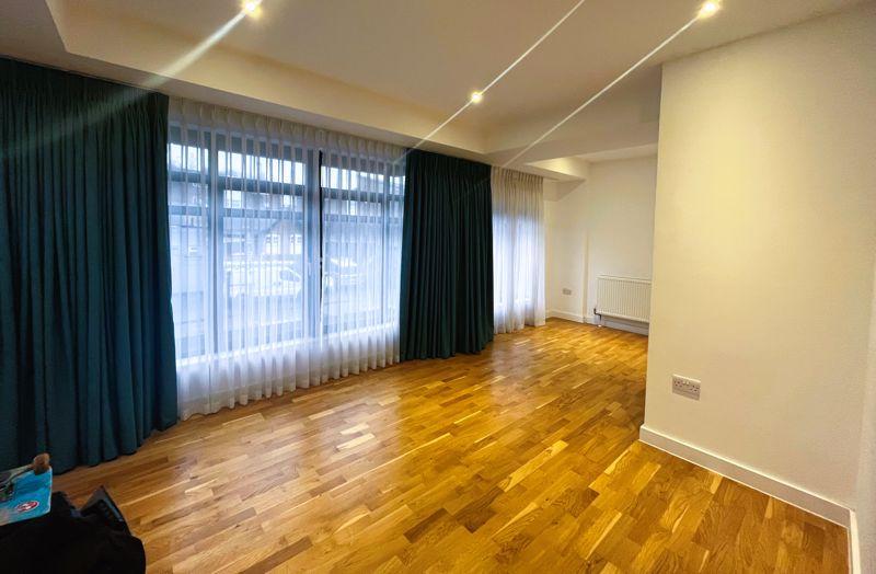 Whyteleafe Hill, Whyteleafe 2 bed apartment £1,250 pcm (£288 pw)