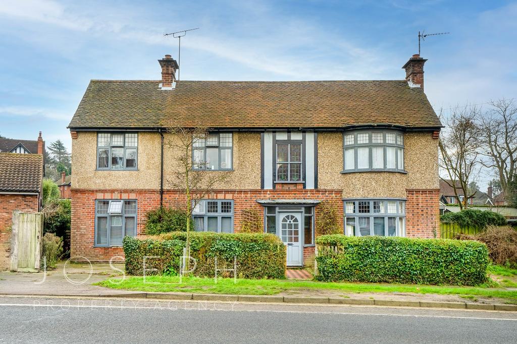 Valley Road, Ipswich, IP1 8 bed detached house for sale £430,000