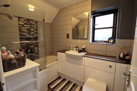 79 Linceslade Grove, Loughton, Milton Keynes, MK5 8AD