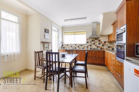 158 Alma Avenue, Hornchurch, RM12 6AT