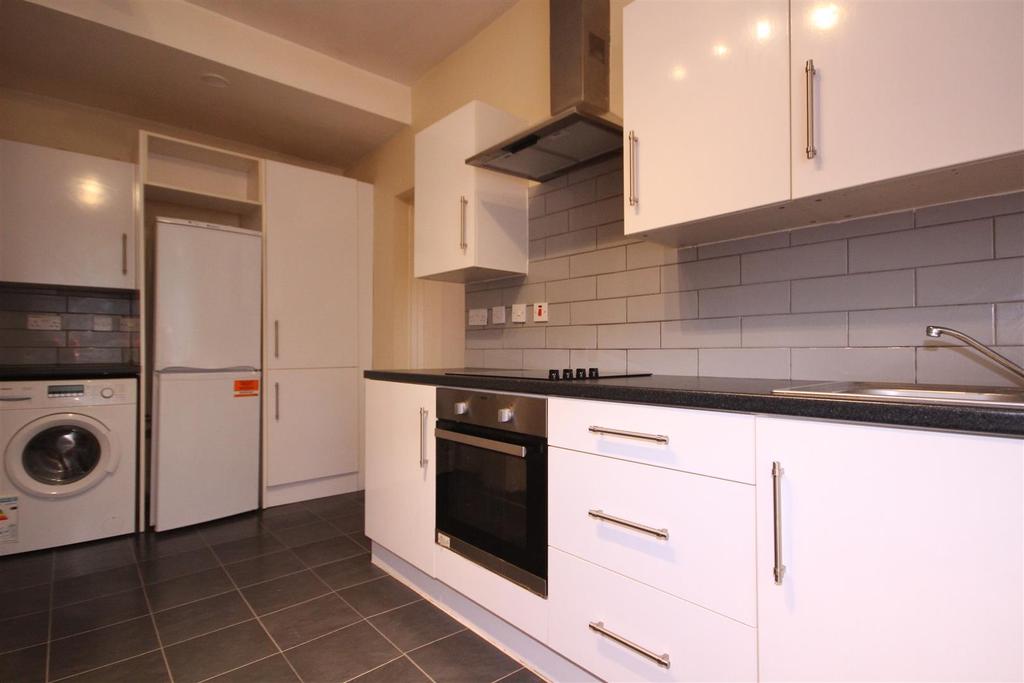 Newton Avenue, Acton, W3 8AH 2 bed apartment £1,400 pcm (£323 pw)
