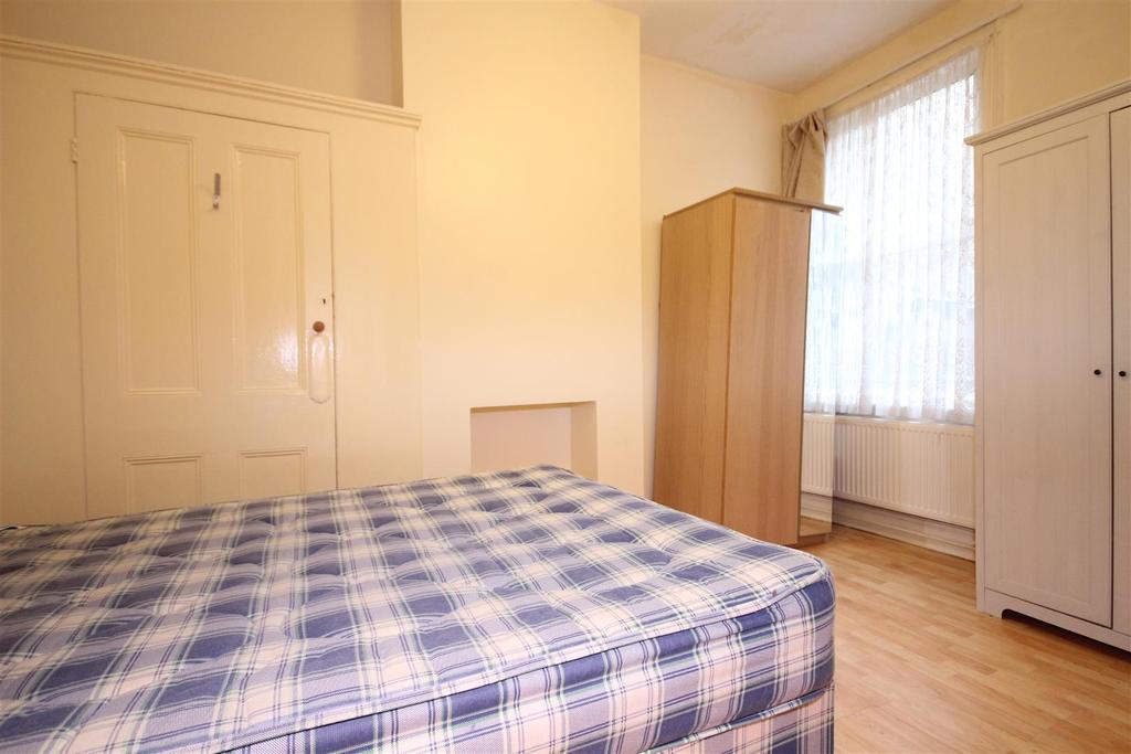 Newton Avenue, Acton, W3 8AH 2 bed apartment £1,400 pcm (£323 pw)