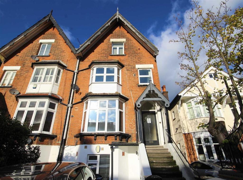 Grove Hill, South Woodford 1 bed flat £1,200 pcm (£277 pw)