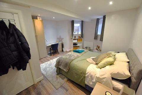 3 bedroom flat to rent, Chapel House, Flat 2