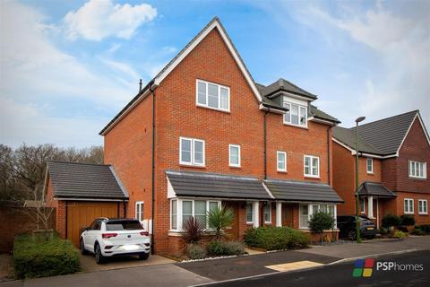 53 Renfields, Haywards Heath, RH16 4UG