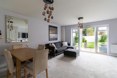 53 Renfields, Haywards Heath, RH16 4UG
