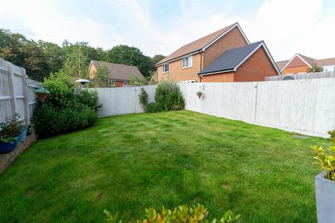 53 Renfields, Haywards Heath, RH16 4UG