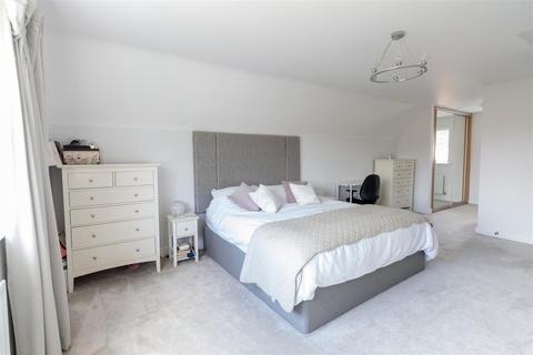 53 Renfields, Haywards Heath, RH16 4UG