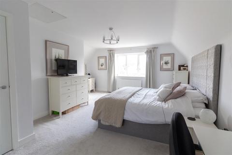53 Renfields, Haywards Heath, RH16 4UG