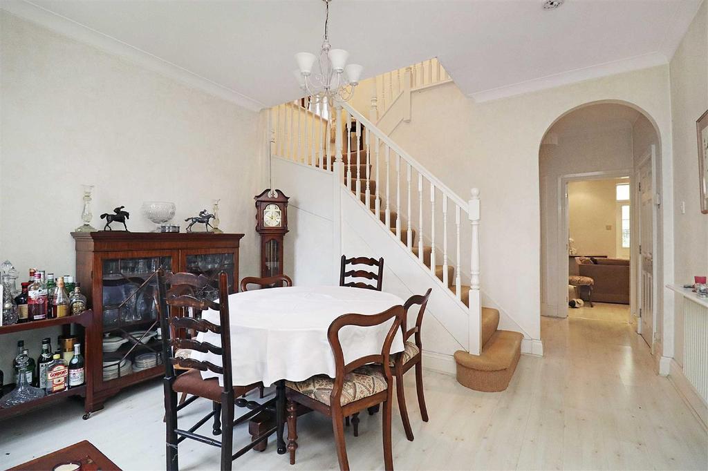 Belgravia Gardens, Hale 3 bed semidetached house £575,000