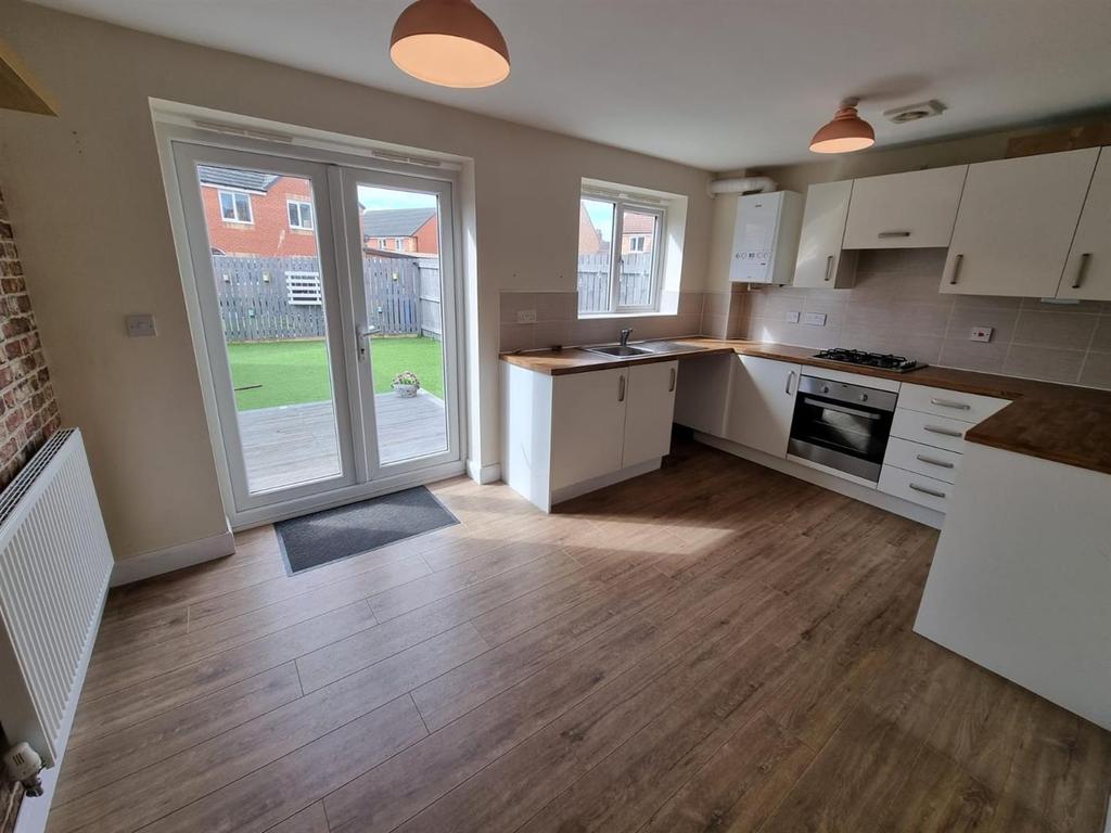 Barley Close, New Ollerton, Newark 3 bed semidetached house £157,000