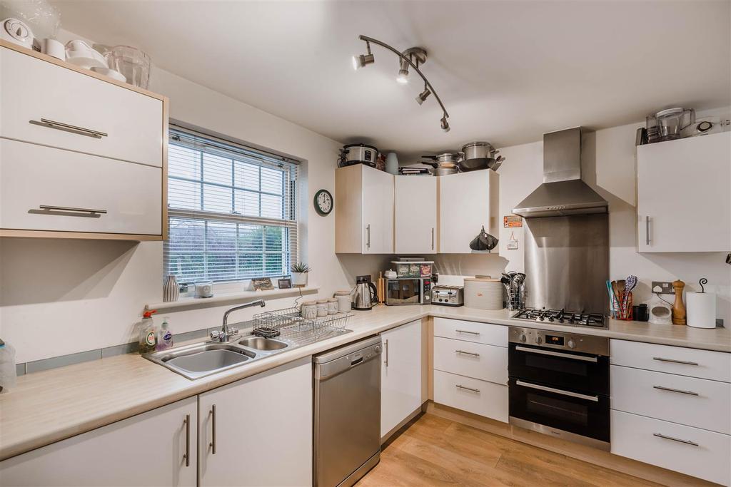 Saxon Close, Crediton 3 bed link detached house £325,000
