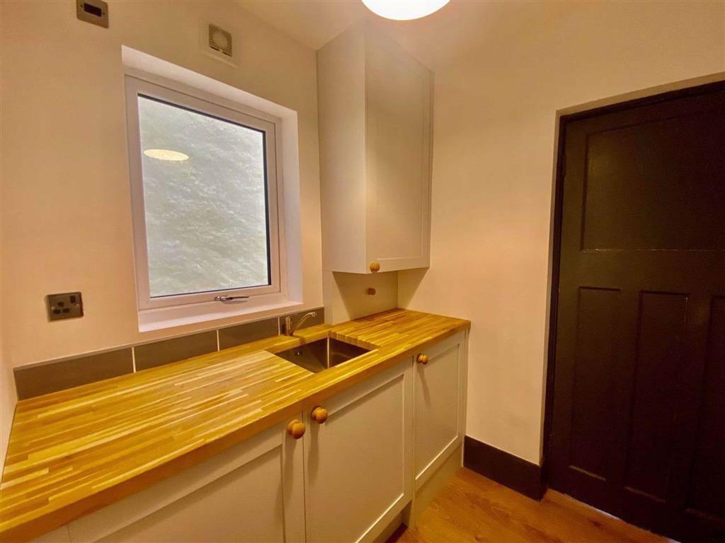 Utility room (side)