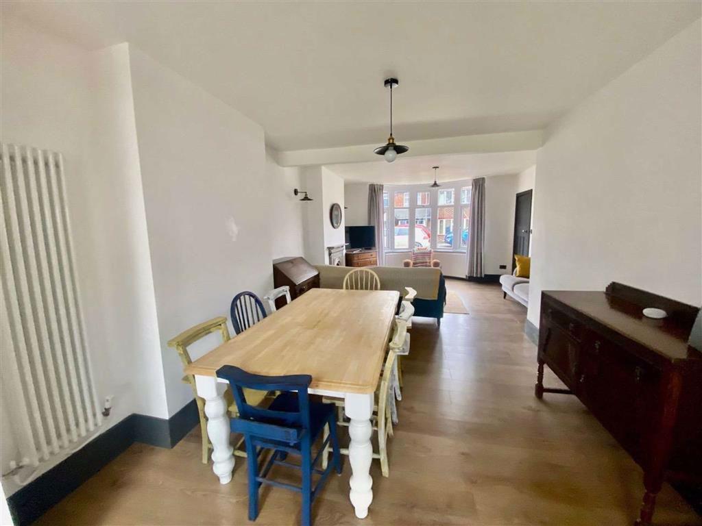 Dining room (rear)