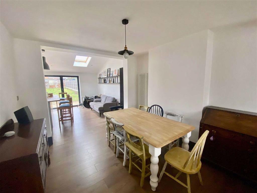Dining room (rear)