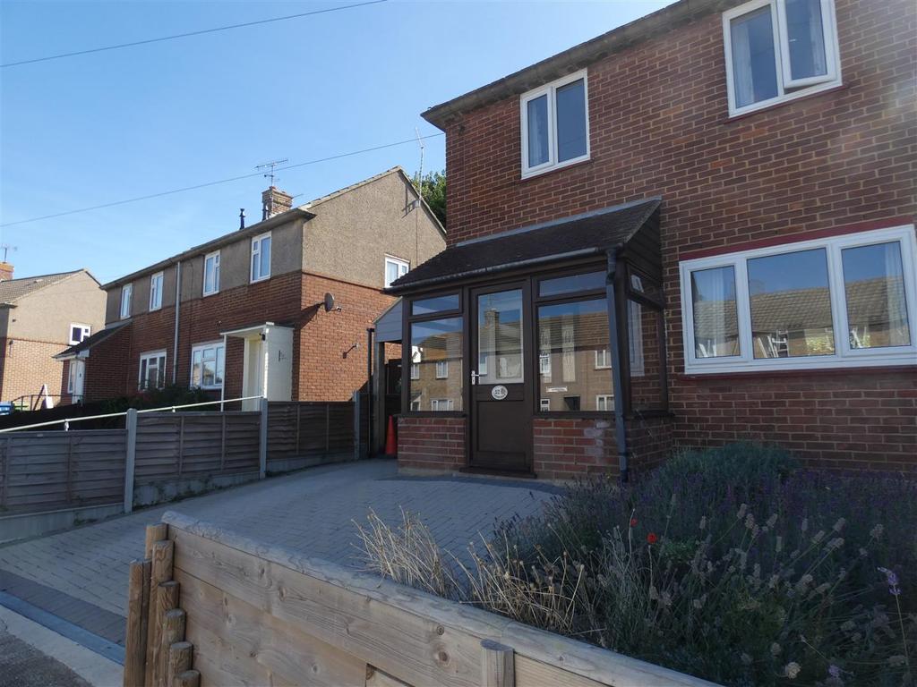 Lion Field, Faversham 2 bed semidetached house £895 pcm (£207 pw)