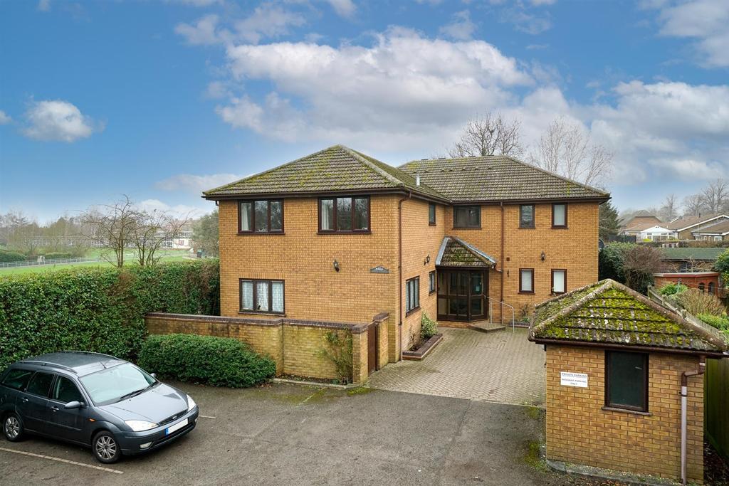 Adeyfield Road, Hemel Hempstead 1 bed apartment £200,000