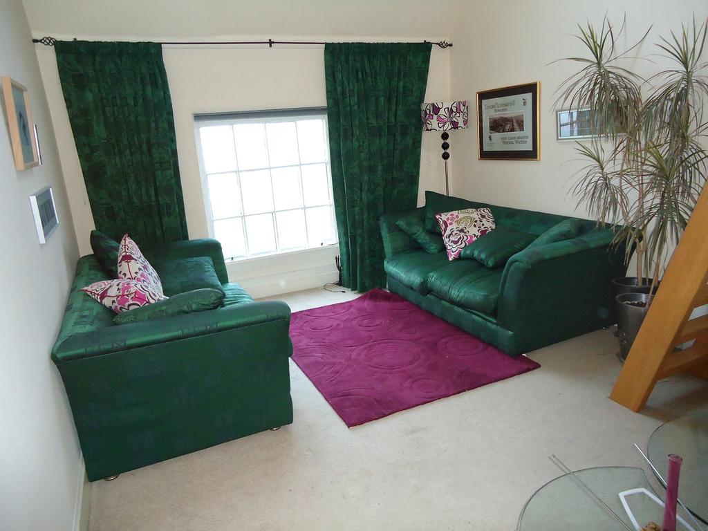 St Leonards Crag Newington EH8 9SP 1 bed flat £750 pcm (£173 pw)