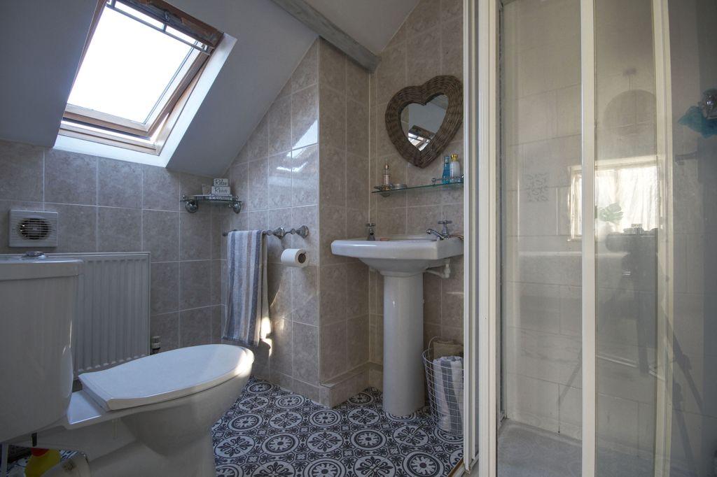 Bathroom (En Suite)
