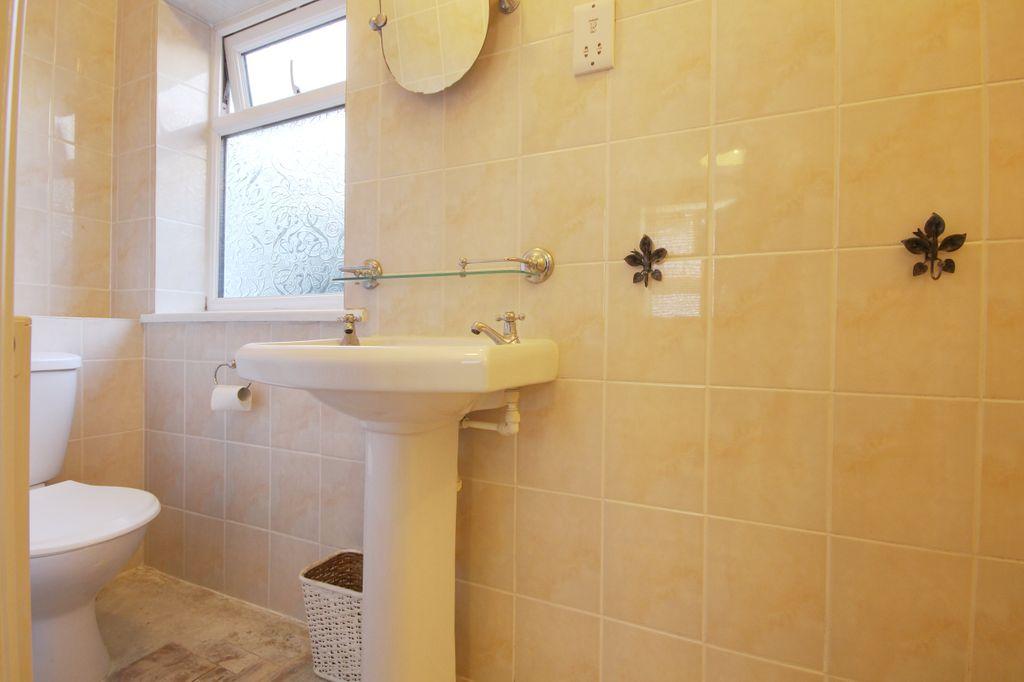 Bathroom (En Suite)