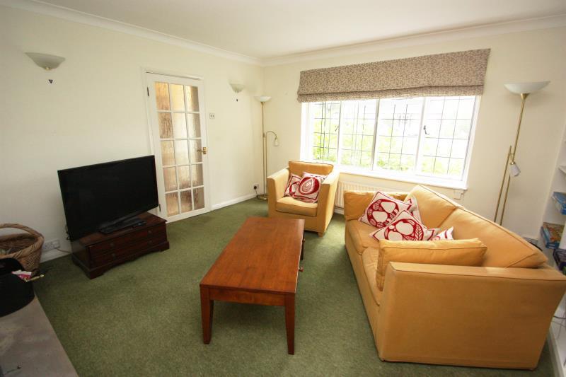 Hamilton Avenue, Pyrford, GU22 8RU 4 bed detached house £2,400 pcm (£
