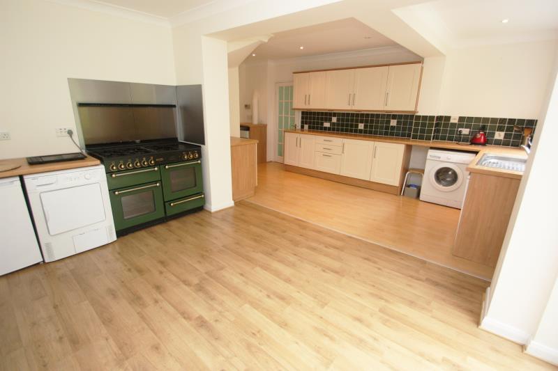 Hamilton Avenue, Pyrford, GU22 8RU 4 bed detached house £2,400 pcm (£