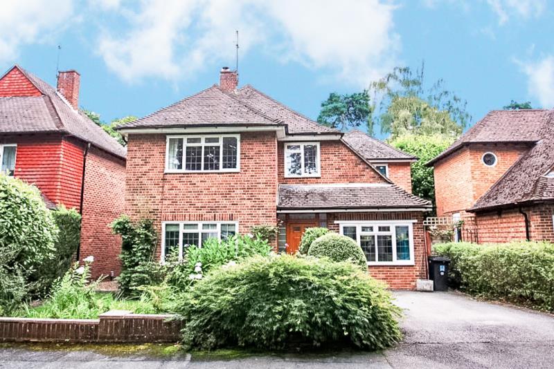 Hamilton Avenue, Pyrford, GU22 8RU 4 bed detached house £2,400 pcm (£