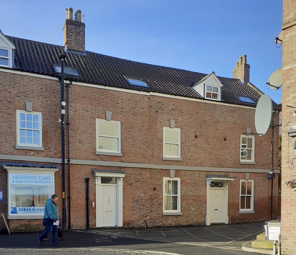 Castlegate, Thirsk YO7 2 bed flat to rent £725 pcm (£167 pw)
