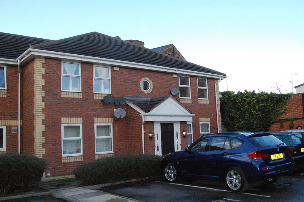 Barbican Mews, York, North Yorkshire 2 bed flat £825 pcm (£190 pw)