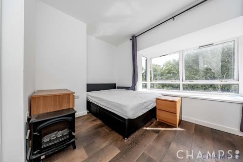 Studio to rent, Ironmongers Place, London E14