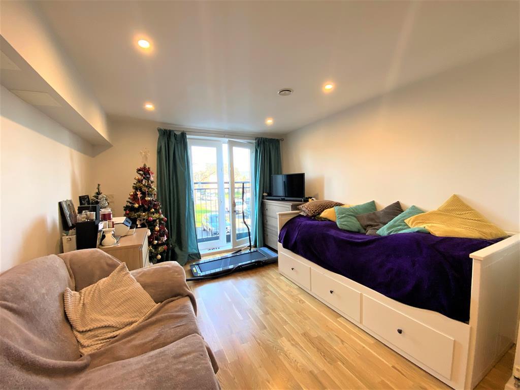 Datchet House, Chester Road, Hounslow, TW4 6FB 1 bed flat £260,000